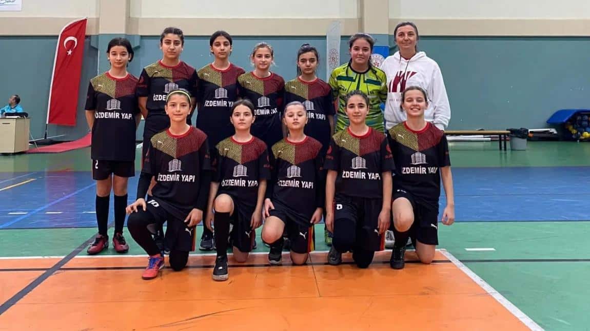 Küçük Kızlar Futsal Takımımız il müsabakalarında Finale Yükselmiştir. 