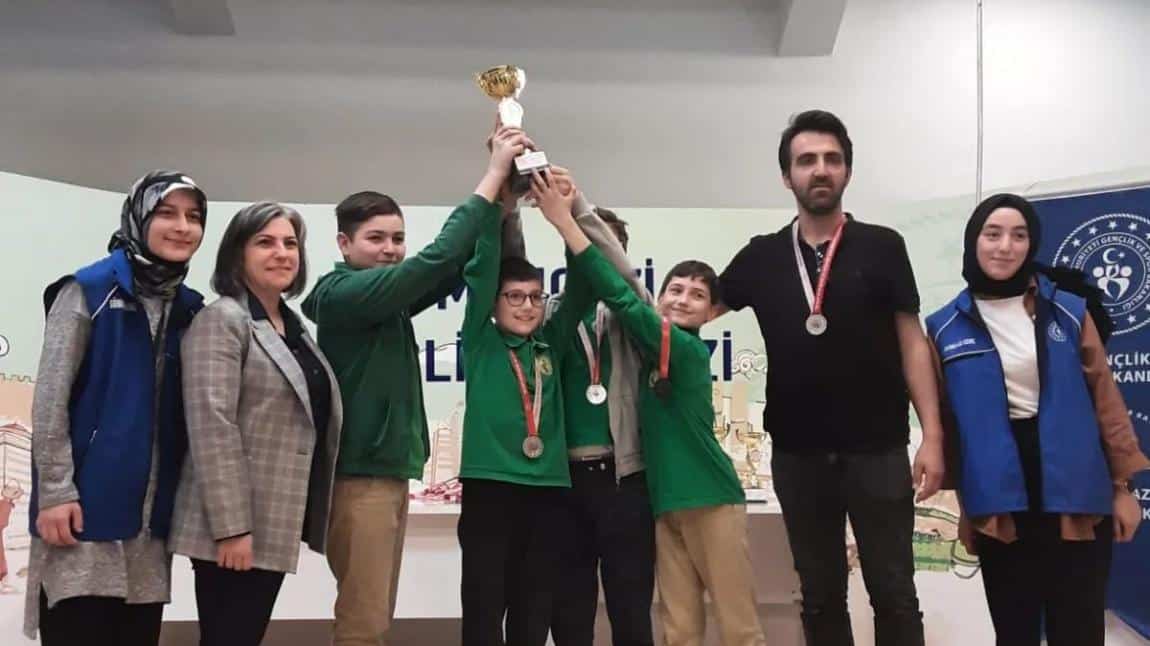 Osmangazi İlçesi Yıldızlar Satranç Turnuvasında Takım Olarak 2.olduk ve Kupamızı Aldık