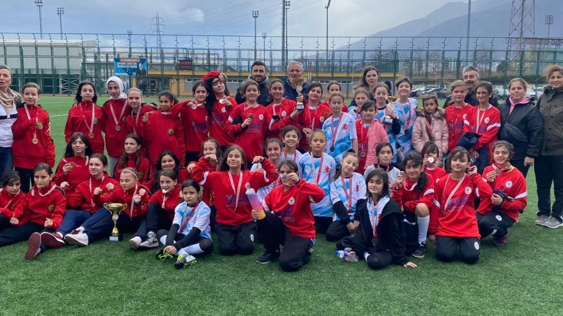 Okulumuz Öğrencileri Küçük Kızlar Futbol  Bursa il 1.si Oldu