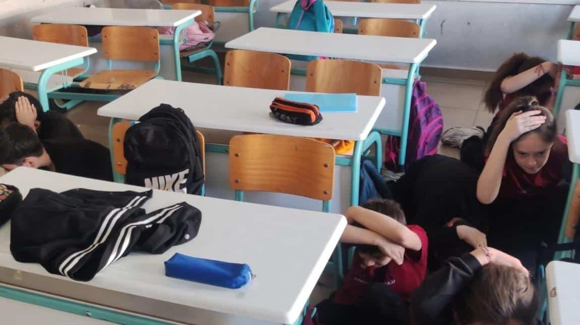 Tüm Okul Deprem Tatbikatı Yaptık