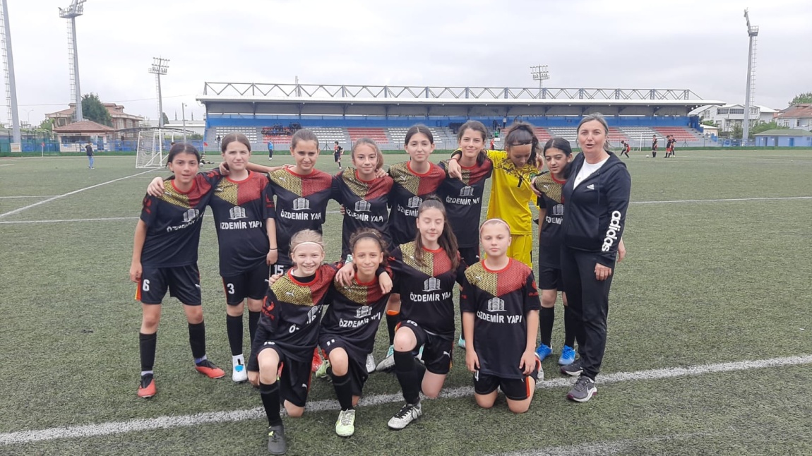Küçük Kızlar Futbol Takımımız, Sakarya Hizirtepe Orta Okulu ile yaptığı müsabakadan da 7-1 galip ayrılmıştır.